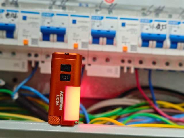 七彩磁吸隨身燈！ACEBEAM UC3A顛覆傳統手電體驗
